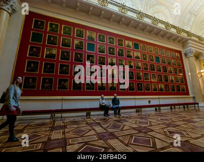 Touristen im Krieg Galerie von 1812 mit russischen Generalen Porträts, Hermitage State Museum, St. Petersburg, Russische Föderation Stockfoto