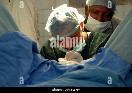 Nahaufnahme von Chirurgen, die am Rektum eines Patienten operieren. (Modell Freigegeben) Stockfoto