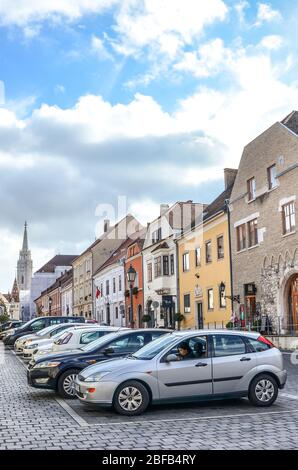 Budapest, Ungarn - 6. Nov 2019: Die schönen historischen Gebäude in der Fortuna Straße, Fortuna utca, im Burgviertel. Altstadt der ungarischen Hauptstadt. Matthias Kirche im Hintergrund. Stockfoto