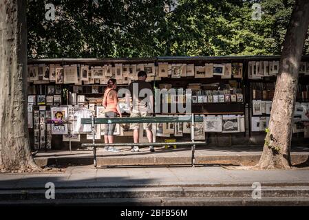 Paris, Frankreich - Juli 2014: Legendäre Buchhändler am Ufer der seine Stockfoto