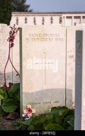 Tyne Cot, Belgien - Sep 2014: Erster Grabstein für 8 Soldaten aus dem Ersten Weltkrieg Stockfoto