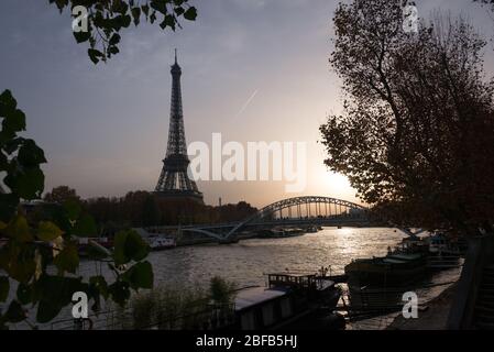 Der Eiffelturm und die seine in der späteren Wintersonne, Paris, Frankreich Stockfoto