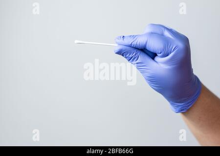 Blaue Handschuhlappte hält Coronavirus nasalen Test Stick, oder Covid-19. Testkonzept für Coronavirus. Stockfoto