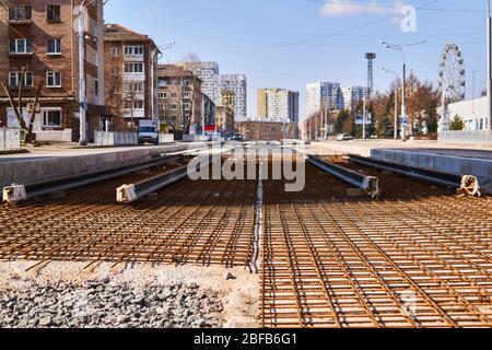 Perm, Russland - 15. April 2020: Der Bau des Straßenbahnnetzes wurde wegen Quarantäne während der COVID-19 Pandemie ausgesetzt; unfertige Schienen auf einer BA Stockfoto