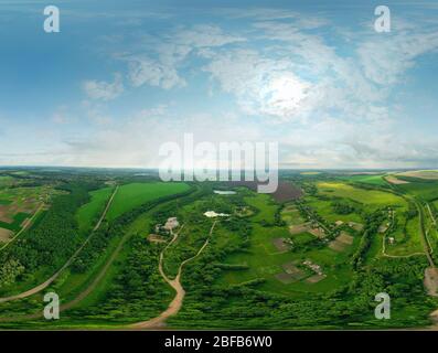 Wunderschönes Panorama von Grünfeldern und Wiesen und zwei großen Seen. Ein Drohnenschuss. Höhe 120 Meter über den Feldern Stockfoto