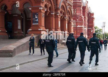 Moskau, Russland - August 2019. Auf dem Foto auf dem Roten Platz in Richtung des Betrachters ist eine Gruppe von Polizisten. Redaktionelles Foto Stockfoto
