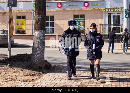 Perm, Russland - 15. April 2020: Polizeiwache überwacht Selbstisolierung während der COVID-19 Epidemie in Perm, Russland Stockfoto