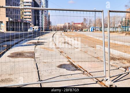 Perm, Russland - 15. April 2020: Der Bau des Straßenbahnnetzes wurde wegen Quarantäne während der COVID-19 Pandemie ausgesetzt; unfertige Eisenbahnen auf einer Stockfoto