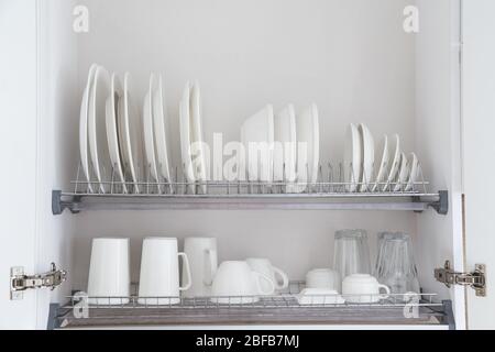 Nahaufnahme weiße Platte auf Korb in automatische Geschirrspüler Maschine für Industrie Stockfoto