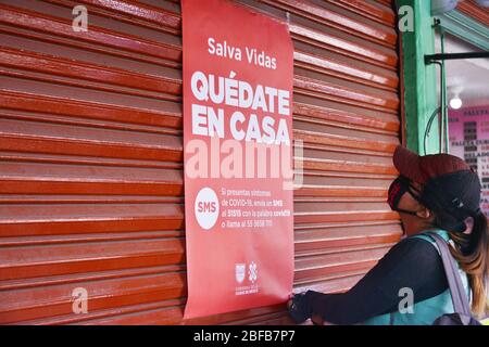 Mexiko-Stadt, Mexiko. April 2020. MEXIKO-STADT, MEXIKO - APRIL 15: Eine Frau stellt ein Plakat mit der Botschaft "Leben retten, zu Hause bleiben", um die Menschen einzuladen, die Regeln der Quarantäne zu befolgen, um die Ausbreitung der COVID-19-Krankheit einzudämmen. Länder auf der ganzen Welt ergreifen Maßnahmen, um das verbreitete Coronavirus am 15. April 2020 in Mexiko-Stadt, Mexiko, einzudämmen (Foto: Eyepix Group/Pacific Press/Sipa USA) Quelle: SIPA USA/Alamy Live News Stockfoto