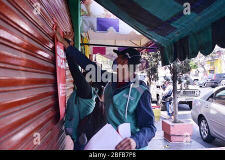 Mexiko-Stadt, Mexiko. April 2020. MEXIKO-STADT, MEXIKO - APRIL 15: Ein Mann stellt ein Plakat mit der Botschaft "Leben retten, zu Hause bleiben", um die Menschen einzuladen, die Regeln der Quarantäne zu befolgen, um die Ausbreitung der COVID-19-Krankheit einzudämmen. Länder auf der ganzen Welt ergreifen Maßnahmen, um das verbreitete Coronavirus am 15. April 2020 in Mexiko-Stadt, Mexiko, einzudämmen (Foto: Eyepix Group/Pacific Press/Sipa USA) Quelle: SIPA USA/Alamy Live News Stockfoto