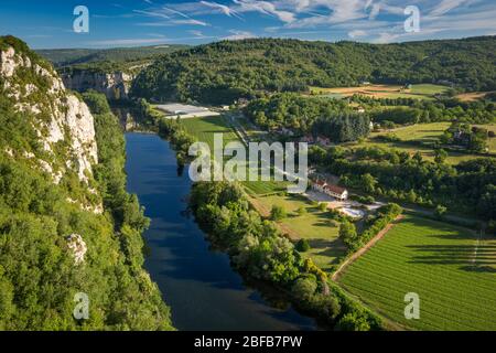 Flusslot und Landschaft unterhalb von Saint Cirq Lapopie, Occitanie Frankreich Stockfoto