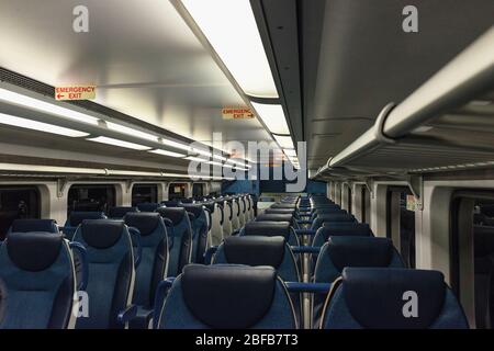 Ein leerer New Jersey Transit-Zug fuhr am Samstag, den 7.. März 2020 in South Orange, New Jersey, um 7pm Uhr abends nach Manhattan. Stockfoto