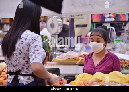Mexiko-Stadt, Mexiko. April 2020. MEXIKO-STADT, MEXIKO - APRIL 15: Eine Frau trägt eine chirurgische Maske als Schutzmaßnahme gegen Coronavirus-Geschäfte Produkte in La Bola Markt. Inmitten der COVID-19 Ausbruch am 15. April 2020 in Mexiko-Stadt, Mexiko (Foto von Eyepix Group/Pacific Press/Sipa USA) Quelle: SIPA USA/Alamy Live News Stockfoto