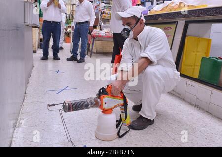 Mexiko-Stadt, Mexiko. April 2020. MEXIKO-STADT, MEXIKO - APRIL 15: Ein Arbeiter, der Schutzkleidung trägt, desinfiziert ein La-Bola-Marktgebiet als Maßnahme zur Eindämmung der Ausbreitung der COVID-19-Krankheit. Länder auf der ganzen Welt ergreifen Maßnahmen, um das verbreitete Coronavirus einzudämmen. Am 15. April 2020 in Mexiko-Stadt, Mexiko (Foto: Eyepix Group/Pacific Press/Sipa USA) Quelle: SIPA USA/Alamy Live News Stockfoto