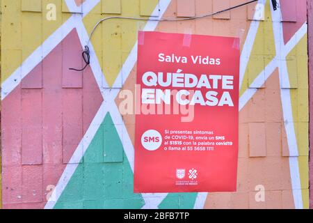 Mexiko-Stadt, Mexiko. April 2020. MEXIKO-STADT, MEXIKO - APRIL 15: Blick auf ein Plakat mit der Botschaft "Leben retten, zu Hause bleiben", um die Menschen einzuladen, die Regeln der Quarantäne zu befolgen, um die Ausbreitung der COVID-19-Krankheit einzudämmen. Länder auf der ganzen Welt ergreifen Maßnahmen, um das verbreitete Coronavirus am 15. April 2020 in Mexiko-Stadt, Mexiko, einzudämmen (Foto: Eyepix Group/Pacific Press/Sipa USA) Quelle: SIPA USA/Alamy Live News Stockfoto