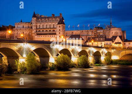 Chateau d'Amboise über der Loire und Pont du Maréchal Leclerc, Amboise, Centre, Frankreich Stockfoto