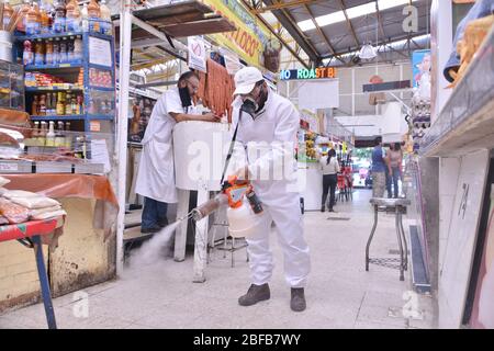 Mexiko-Stadt, Mexiko. April 2020. MEXIKO-STADT, MEXIKO - APRIL 15: Ein Arbeiter, der Schutzkleidung trägt, desinfiziert ein La-Bola-Marktgebiet als Maßnahme zur Eindämmung der Ausbreitung der COVID-19-Krankheit. Länder auf der ganzen Welt ergreifen Maßnahmen, um das verbreitete Coronavirus einzudämmen. Am 15. April 2020 in Mexiko-Stadt, Mexiko (Foto: Eyepix Group/Pacific Press/Sipa USA) Quelle: SIPA USA/Alamy Live News Stockfoto