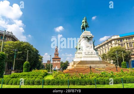 Monument Giuseppe Garibaldi Statue auf Largo Cairoli und alten mittelalterlichen Sforza Schloss Castello Sforzesco, Turm La torre del Filarete in schönen Sommer Stockfoto