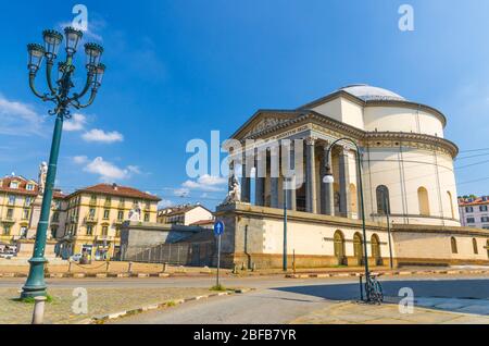 Katholische Pfarrkirche Chiesa Gran Madre Di Dio neoklassizistischen Stil Gebäude und Vittorio Emanuele Denkmal auf Platz piazza mit Straßenbeleuchtung in Histor Stockfoto