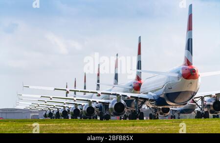 Viele außer Betrieb geratende British Airways Passagierflugzeuge während der Sperrung des Coronavirus am Flughafen Glasgow, Schottland, Großbritannien Stockfoto