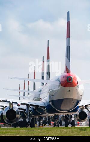 Viele außer Betrieb geratende British Airways Passagierflugzeuge während der Sperrung des Coronavirus am Flughafen Glasgow, Schottland, Großbritannien Stockfoto