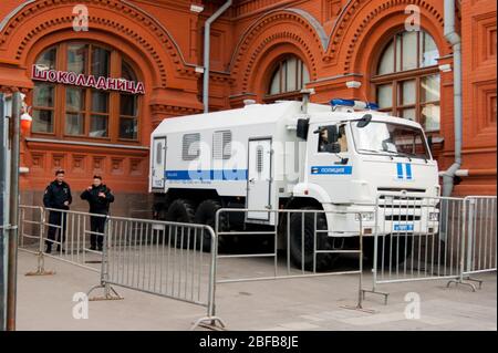 Moskau, Russland - August 2019. Auf dem Roten Platz, hinter dem Zaun, gibt es ein Polizeiauto, um Häftlinge und Polizisten zu transportieren. Die Inschrift o Stockfoto