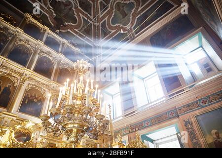 MOSKAU, RUSSLAND - 30. September 2018 Innenräume der christlichen Kirche mit schönem Licht aus dem Fenster. Stockfoto