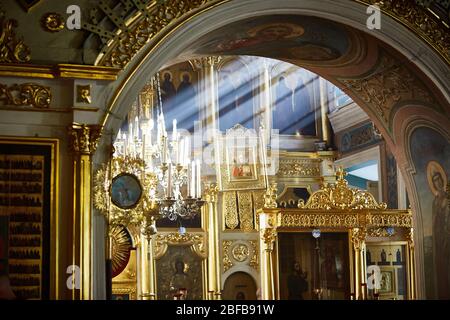 MOSKAU, RUSSLAND - 30. September 2018 Innenräume der christlichen Kirche mit schönem Licht aus dem Fenster. Stockfoto