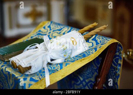 MOSKAU, RUSSLAND - 30. September 2018. Auf dem Altar in der christlichen Kirche liegen Hochzeitskerzen. Stockfoto