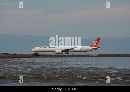 SAN FRANCISCO, Kalifornien, USA - 27.November.2018: Turkish Airlines Boeing 777-3 F 2er Rollen entlang der Rollbahn vor der Abreise am Flughafen San Francisco Stockfoto