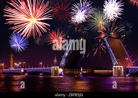 Palace Bridge oder Dvortsoviy meisten bascule Bau und Rostralnaya Spalte in Sankt Petersburg Innenstadt, Russland Stockfoto