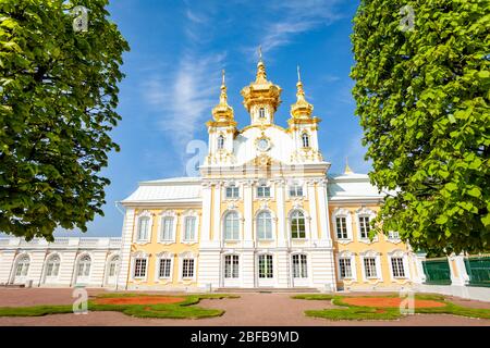 Blick auf die Peterhof Kirche im Park in der Nähe des Grand Palace Sankt Petersburg Region, Russland Stockfoto