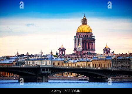 Isaakskathedrale über dem Fluss Neva und dem Admiralty Embankment, Sankt Petersburg, Russland Stockfoto
