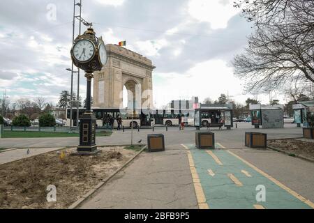 Blick auf die nationalen rumänischen Triumphbogen in bukarest, Menschen, Verkehr Stockfoto