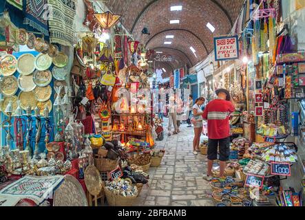 Touristen einkaufen in Souk, Medina, Sousse, Tunesien Stockfoto