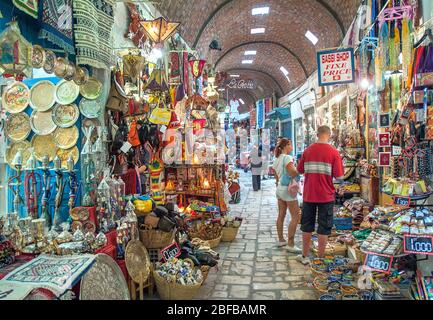 Touristen einkaufen in Souk, Medina, Sousse, Tunesien Stockfoto