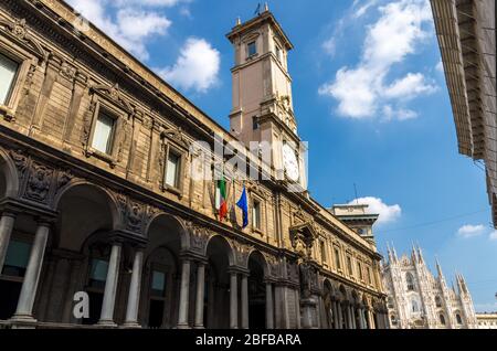 Duomo di Milano Kathedrale auf Piazza del Duomo Platz und Palazzo Giureconsulti Palast mit Uhrturm auf Piazza Mercanti Fußgängerzone in Mailand h Stockfoto