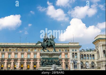 Statue von Vittorio Emanuele II ein cavallo Denkmal auf der Piazza del Duomo vor der Galerie Vittorio Emanuele II in der Nähe des Duomo di Milano Kathedrale i Stockfoto