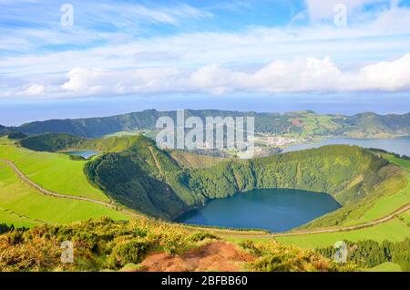 Aussichtspunkt Miradouro da Boca do Inferno in Sao Miguel Insel, Azoren, Portugal. Erstaunliche Kraterseen umgeben von grünen Feldern und Wäldern. Wunderschöne portugiesische Landschaft. Touristenziel. Stockfoto