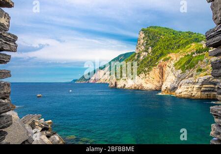 Grotta di Lord Byron mit türkisfarbenem Wasser und Küste mit Felsklippe durch Steinmauer Fenster, Portovenere Stadt, Ligurisches Meer, Riviera di Levante, Nat Stockfoto