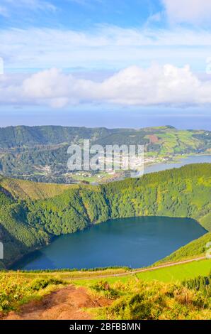 Aussichtspunkt Miradouro da Boca do Inferno in Sao Miguel Insel, Azoren, Portugal. Erstaunliche Kraterseen umgeben von grünen Feldern und Wäldern. Wunderschöne portugiesische Landschaft. Vertikales Foto. Stockfoto