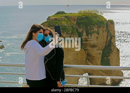 Beirut, Libanon. April 2020. Frauen mit Gesichtsmasken posieren für ein Selfie in der Nähe von Raouche Rocks in Beirut, Libanon, am 17. April 2020. Die Zahl der COVID-19-Infektionen im Libanon stieg am Freitag um fünf auf 668, während die Zahl der Todesopfer auf 21 feststand, berichtete die Nationale Nachrichtenagentur. Kredit: Bilal Jawich/Xinhua/Alamy Live News Stockfoto