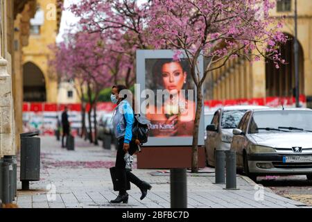 Beirut, Libanon. April 2020. Eine Frau mit Gesichtsmaske geht am 17. April 2020 auf einer Straße in Beirut, Libanon. Die Zahl der COVID-19-Infektionen im Libanon stieg am Freitag um fünf auf 668, während die Zahl der Todesopfer auf 21 feststand, berichtete die Nationale Nachrichtenagentur. Kredit: Bilal Jawich/Xinhua/Alamy Live News Stockfoto