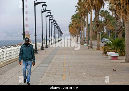 Beirut, Libanon. April 2020. Ein Mann mit einer Gesichtsmaske geht am 17. April 2020 auf der Corniche in Beirut, Libanon. Die Zahl der COVID-19-Infektionen im Libanon stieg am Freitag um fünf auf 668, während die Zahl der Todesopfer auf 21 feststand, berichtete die Nationale Nachrichtenagentur. Kredit: Bilal Jawich/Xinhua/Alamy Live News Stockfoto