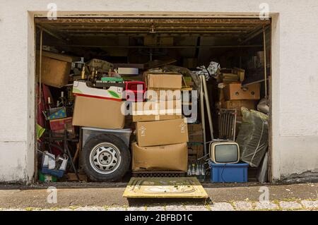 Garage voll und gefüllt mit alten Sachen und offen bei gutem Wetter zum Lüften Stockfoto