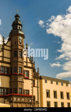 Historisches Rathaus mit Turm und Balkon und moderner Anbau in Schweinfurt Stockfoto