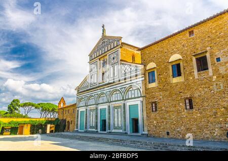 Abbazia di San Miniato al Monte Basilica, Palazzo dei Vescovi (Palast der Bischöfe) im Parco della Rimembranza Park in Florenz Stadt, blau Himmel weiß Clo Stockfoto