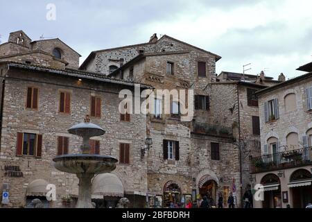 Assisi, Italien - 11/30/2019: Die Straßen des mittelalterlichen Dorfes Assisi Stockfoto