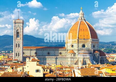 Top-Luftaufnahme von Florenz Stadt mit Duomo Cattedrale di Santa Maria del Fiore Kathedrale, Gebäude Häuser mit orange-rot gefliesten Dächern und Stockfoto
